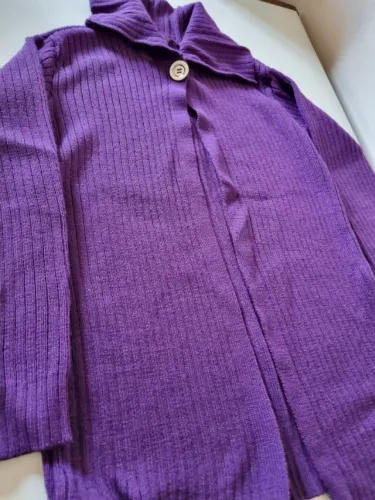Vendo casaco de trico novo nas cores azul marinho e roxo tamanho unico