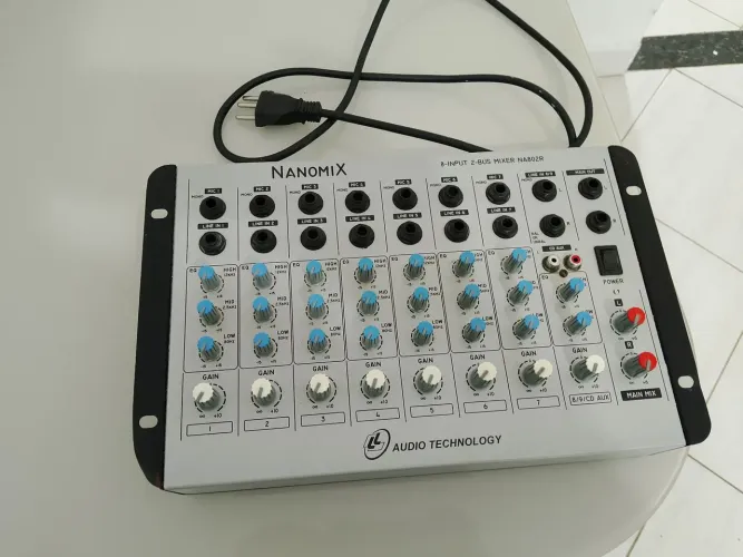 mesa de som analógica LL Audio Nanomix NA802R de 8 canais