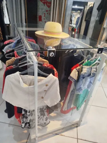 Loja com mesas araras prateleirad vende se separado