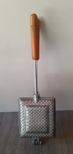 Tostador de Pão de Forma em Alumínio com Cabo de Madeira