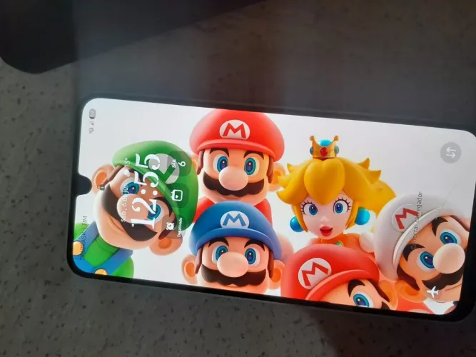 Celular , no preço, apenas um leve risco. Nada mais