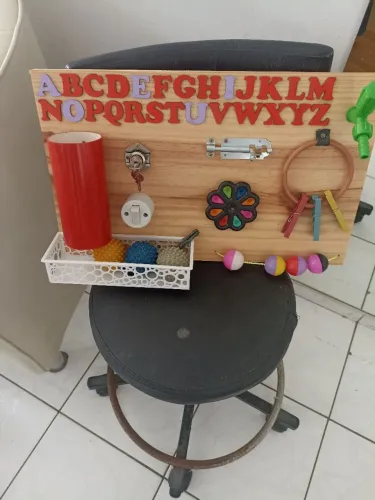 Vendo um painel sensorial, excelente para criança de 0 a 5 anos, onde melhora o apre