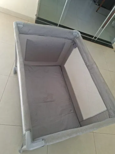 Berço portátil Lazy Maxi baby cinza com colchão Ortobom