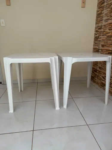 Mesas de plástico e cadeira giratória