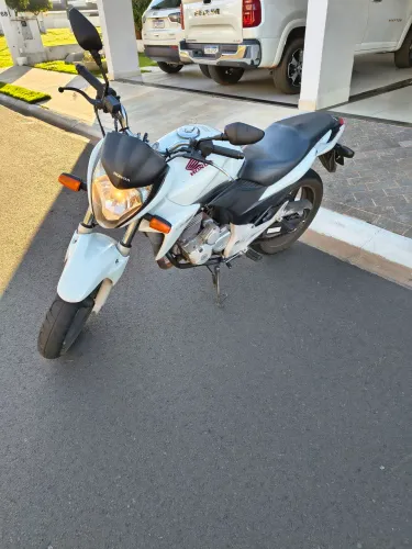 Honda CB300 branca