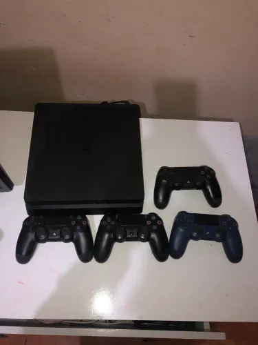 Vendo PS4 com 4 manetes e 18 jogos !!!!