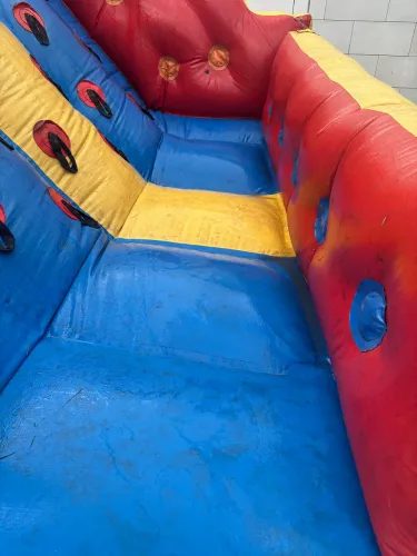 Brinquedo inflável 2 em 1 com escalada e escorrego 