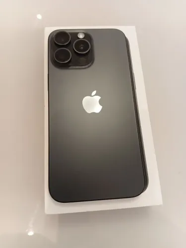 iPhone 15 Pro Max 256GB - Cor Titanium Black - Estado de Novo