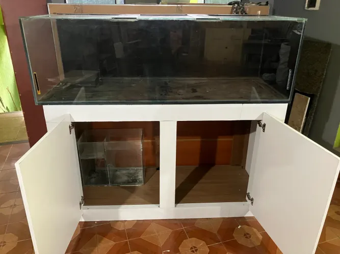 Aquário de peixes usado