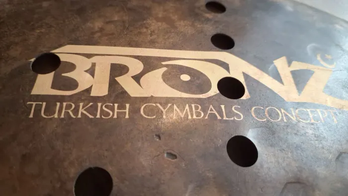 PROMOÇÃO - Prato Effects 17" liga B20 - Bronz Roots + um par de Baqueta 