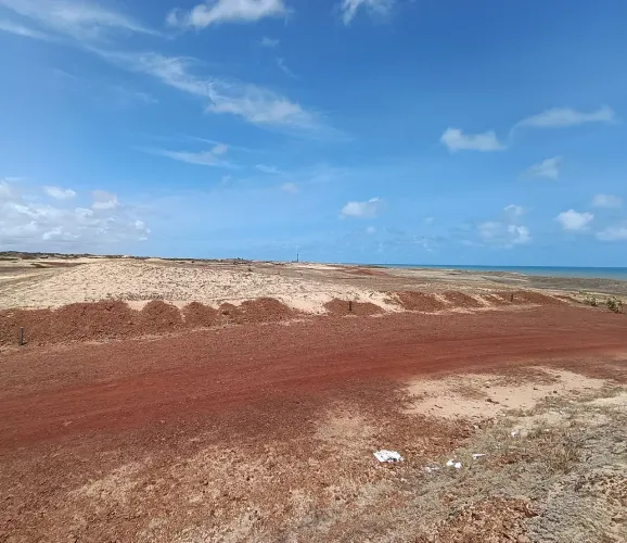 TERRENO À BEIRA MAR DE TOUROS.