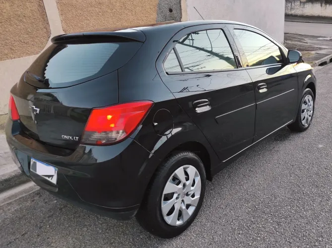 Chevrolet Onix Hatch LT 1.4 8V Flex Power Mec. 4P 2014