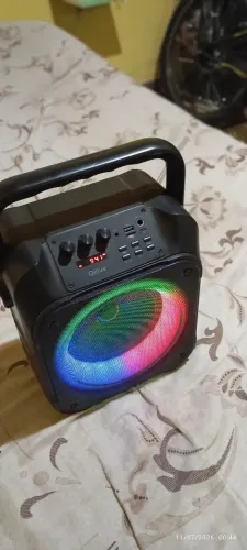Caixa de som semi nova pouco tempo de uso