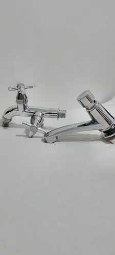 Leve 2 torneiras Cromadas de PVC semi novas por apenas R$50