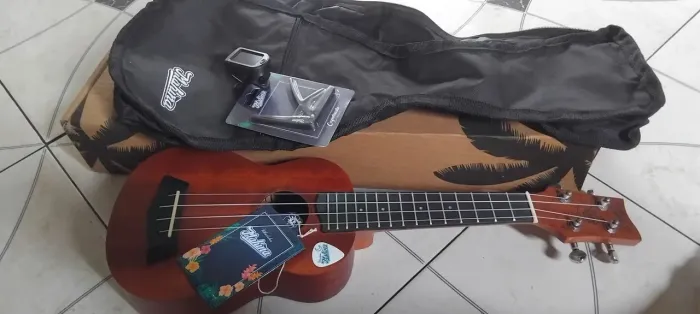 Ukulele Shelby Sobrando de madeira.