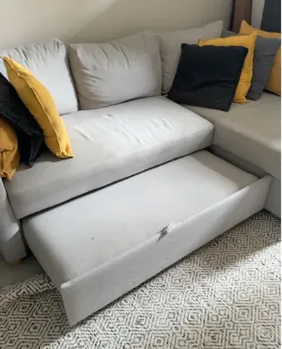 Sofá-cama cinza com chaise e baú