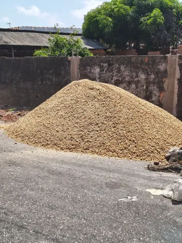Areia, seixo, terra preta, arenoso.