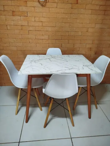 Mesa de jantar com 4 cadeiras