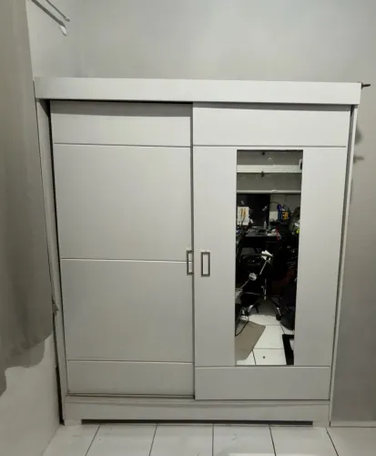 Guarda roupa porta de correr com espelho