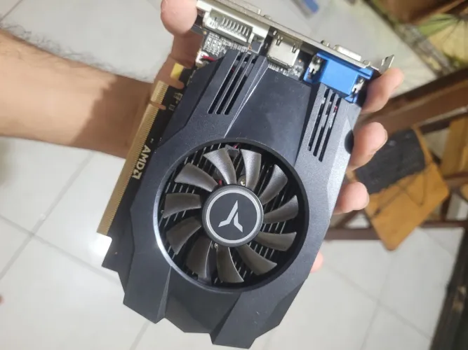 Placa de vídeo AMD 4GB Radeon R5 M240