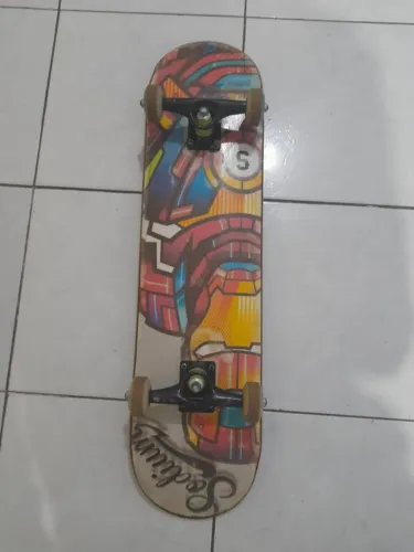 Skate com equipamentos de proteção usados