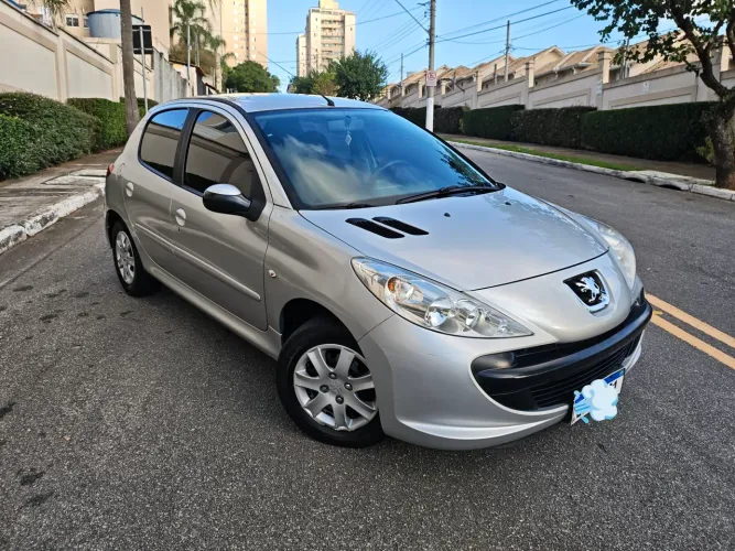 Peugeot 207 XR 1.4 Flex 8V 5P 2010