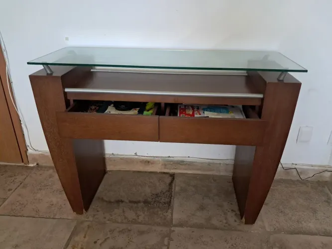 Aparador em madeira com 2 gavetas e tampo de vidro e rack de quarto patev até 43"
