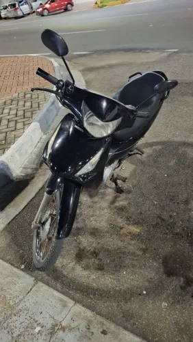 VENDE SE OU TROCA UMA MOTO BIZ, ANO 2010.
