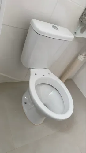 Vaso Sanitário Celite com Caixa Acoplada - Novo, retirado de apartamento recém-entregue