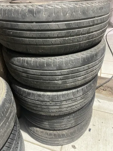 Rodas 4x100 com pneus bons meia vida pra cima por 1300,00