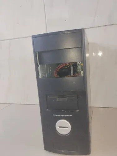 Dois computadores para retirada de peças