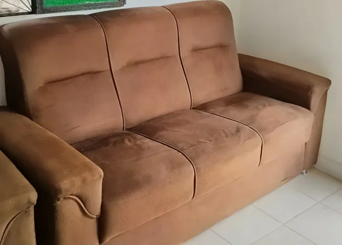 Sofá de veludo 3 lugares