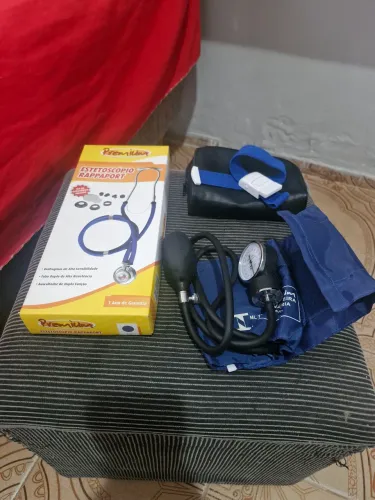 Estetoscópio + esfigmomanômetro e garrote
