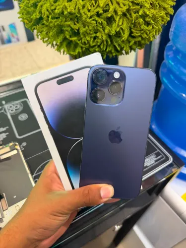 iPhone 14 Pro Max roxo