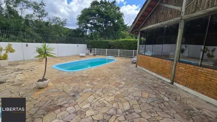 Casa em condomínio fechado com 3 dormitórios-1 suíte no Bairro Guarujá