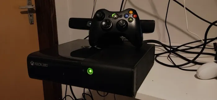 Xbox 360 Super Slim 2014 Desbloqueado (LT 3.0) + Kinect + Controle