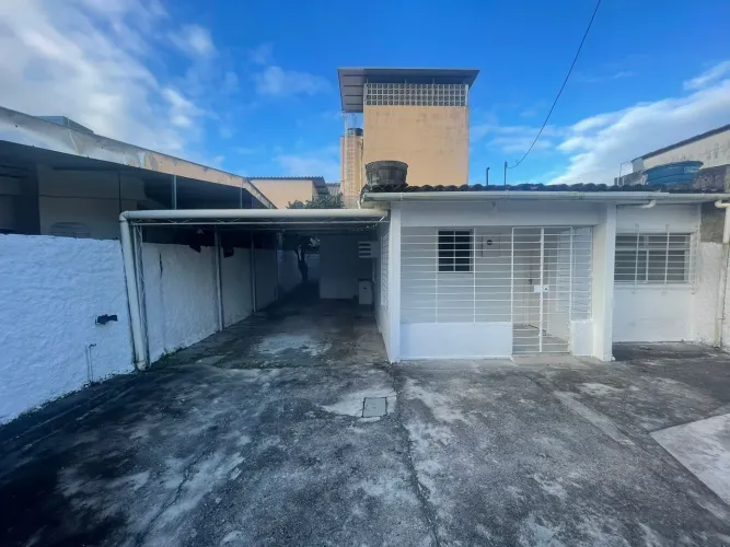 ? Casa ampla com quintal enorme e terraço gradeado