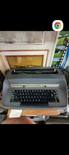 Vendo máquina de escrever IBM elétrica antiga funcionando Rodolfo 21- * valor 200,
