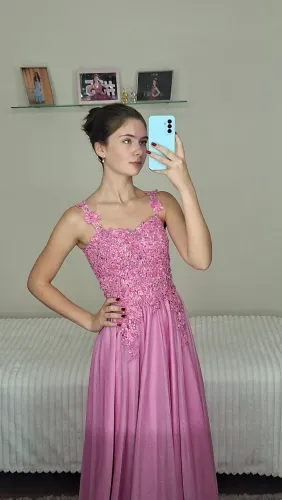 Vestido de festa bordado à mão
