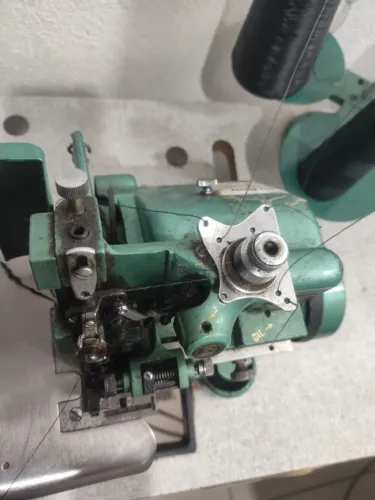 Máquina de costura Overlock