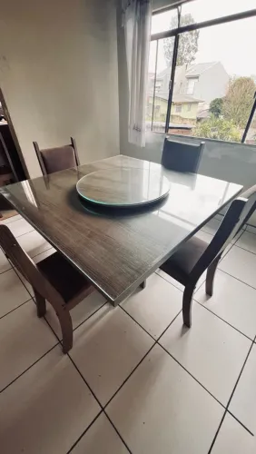 Mesa com oito cadeiras