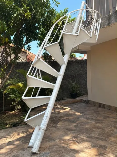Escada redonda nova com corrimão