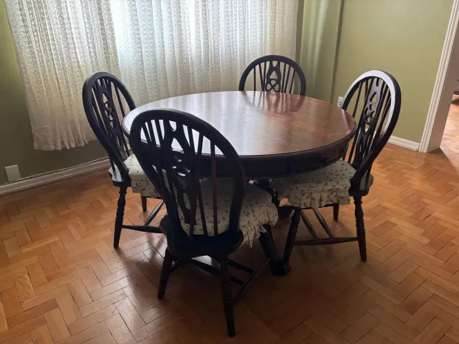 Conjunto de sala Sofá 2 e 3 lugares + mesa de centro + mesa redonda com 4 cadeiras madeira