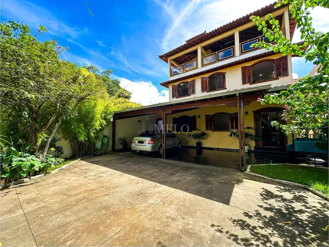 Belíssima Casa Colonial à Venda no Santa Amélia por R$ 1.925.000,00