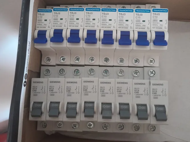 Lote de disjuntores novos Tramontina e Siemens (16 unidades)