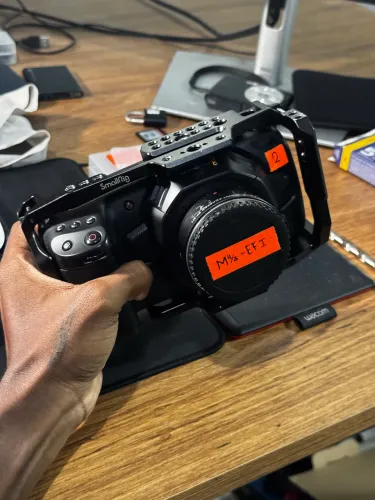 Câmera Blackmagic 4k + cage + adaptador Viltrox m1
