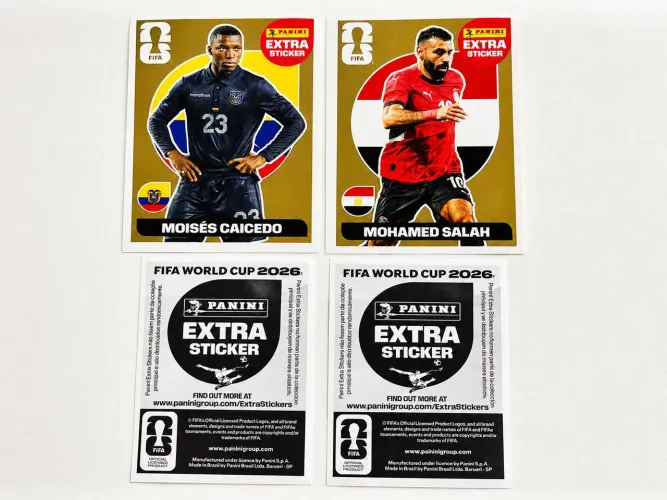 2 Figurinhas Panini Extra Sticker Gold Copa do Mundo 2026 - Mohamed Salah + Moisés Caicedo
