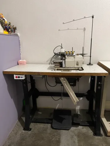 Máquina de costura reta e overloque 