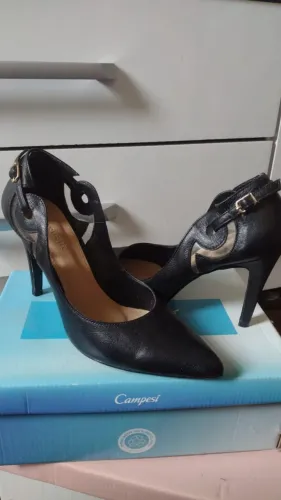 Scarpin em ótimo estado salto alto pouco usado numeração 38 com transferência na lateral