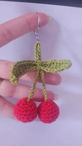 chaveiro de croche amigurumi cereja